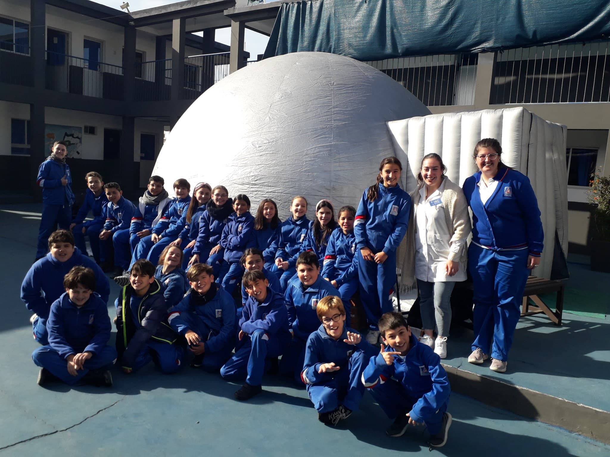 Exterior del planetario móvil